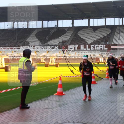 07.12.2025 - St. Pauli X-Mass-Run No. 15 Luisa Fischer http://msf.ph/oto/9387293 07.12.2025 10:22:32 Ziel 1488, 1371, 3736, 819, 1371, 1488, 2184, 2817, 2818, 2819, 2944, 2945, 3431, 3736, 3999, 4000, 4321, 4322, 4323, 4415, 4771, 4774, 4781 meine-sportfotos.de