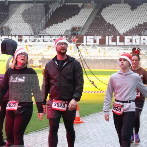 07.12.2025 - St. Pauli X-Mass-Run No. 15 Luisa Fischer http://msf.ph/oto/9387310 07.12.2025 11:45:06 Ziel 15, 6927, 15, 3928, 3929, 365, 1281, 1933, 1938, 1965, 1968, 1972, 2122, 2156, 2181, 2246, 2263, 2424, 2436, 2644, 3043, 3086, 3168, 3552, 3553, 3605, 3624, 3630, 3829, 3830, 3831, 3845, 3930, 4003, 4103 meine-sportfotos.de