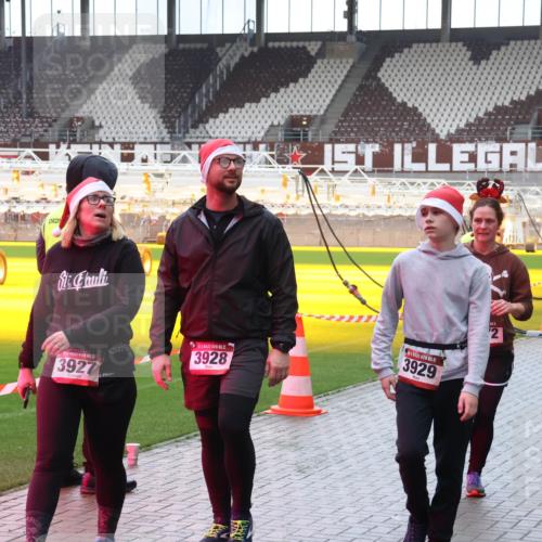 07.12.2025 - St. Pauli X-Mass-Run No. 15 Luisa Fischer http://msf.ph/oto/9387311 07.12.2025 11:45:06 Ziel 3927, 3928, 5, 3929, 365, 1281, 1933, 1938, 1965, 1968, 1972, 2122, 2156, 2181, 2246, 2263, 2424, 2436, 2644, 3043, 3086, 3168, 3552, 3553, 3605, 3624, 3630, 3829, 3830, 3831, 3845, 3930, 4003, 4103 meine-sportfotos.de