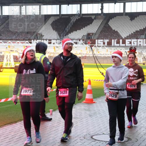 07.12.2025 - St. Pauli X-Mass-Run No. 15 Luisa Fischer http://msf.ph/oto/9387314 07.12.2025 11:45:07 Ziel 3927, 3928, 3929, 1972, 196, 228, 365, 1281, 1933, 1938, 1965, 1968, 1972, 2122, 2156, 2181, 2246, 2263, 2424, 2436, 2644, 3043, 3086, 3168, 3552, 3553, 3605, 3624, 3630, 3829, 3830, 3831, 3845, 3930, 4003, 4103 meine-sportfotos.de