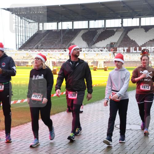 07.12.2025 - St. Pauli X-Mass-Run No. 15 Luisa Fischer http://msf.ph/oto/9387318 07.12.2025 11:45:08 Ziel 3403, 3927, 3928, 3, 1972, 1965, 228, 365, 1281, 1933, 1938, 1965, 1968, 1972, 2122, 2156, 2181, 2246, 2263, 2424, 2436, 2644, 3043, 3086, 3168, 3552, 3553, 3605, 3624, 3630, 3829, 3830, 3831, 3920, 3921, 3930, 4003, 4103 meine-sportfotos.de