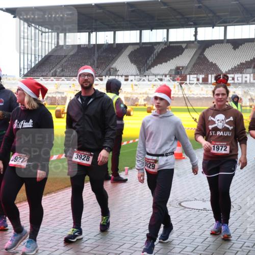 07.12.2025 - St. Pauli X-Mass-Run No. 15 Luisa Fischer http://msf.ph/oto/9387322 07.12.2025 11:45:08 Ziel 3403, 3927, 3928, 3929, 1972, 5, 1965, 228, 365, 1281, 1933, 1938, 1965, 1968, 1972, 2122, 2156, 2181, 2246, 2263, 2424, 2436, 2644, 3043, 3086, 3168, 3552, 3553, 3605, 3624, 3630, 3829, 3830, 3831, 3920, 3921, 3930, 4003, 4103 meine-sportfotos.de