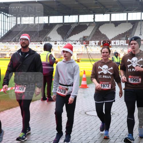 07.12.2025 - St. Pauli X-Mass-Run No. 15 Luisa Fischer http://msf.ph/oto/9387324 07.12.2025 11:45:09 Ziel 3927, 3928, 3929, 1, 1972, 5, 1965, 228, 365, 1281, 1933, 1938, 1965, 1968, 1972, 2122, 2156, 2181, 2246, 2263, 2424, 2436, 2644, 3043, 3086, 3168, 3492, 3552, 3553, 3605, 3624, 3630, 3829, 3830, 3831, 3920, 3921, 3930, 4003, 4103 meine-sportfotos.de