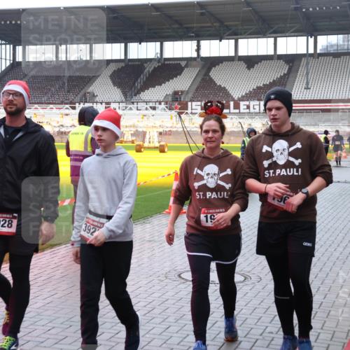 07.12.2025 - St. Pauli X-Mass-Run No. 15 Luisa Fischer http://msf.ph/oto/9387326 07.12.2025 11:45:09 Ziel 3928, 392, 19, 228, 365, 1281, 1933, 1938, 1965, 1968, 1972, 2122, 2156, 2181, 2246, 2263, 2424, 2436, 2644, 3043, 3086, 3168, 3492, 3552, 3553, 3605, 3624, 3630, 3829, 3830, 3831, 3920, 3921, 3930, 4003, 4103 meine-sportfotos.de