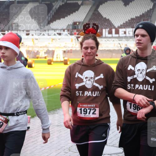 07.12.2025 - St. Pauli X-Mass-Run No. 15 Luisa Fischer http://msf.ph/oto/9387327 07.12.2025 11:45:09 Ziel 15, 3929, 15, 1972, 196, 228, 365, 1281, 1933, 1938, 1965, 1968, 1972, 2122, 2156, 2181, 2246, 2263, 2424, 2436, 2644, 3043, 3086, 3168, 3492, 3552, 3553, 3605, 3624, 3630, 3829, 3830, 3831, 3920, 3921, 3930, 4003, 4103 meine-sportfotos.de