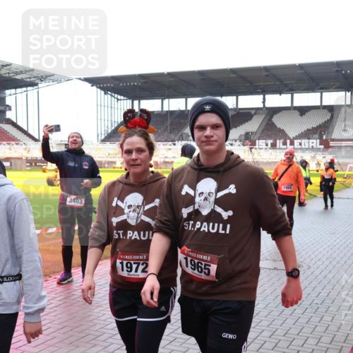 07.12.2025 - St. Pauli X-Mass-Run No. 15 Luisa Fischer http://msf.ph/oto/9387336 07.12.2025 11:45:11 Ziel 3403, 15, 3928, 15, 29, 15, 1972, 15, 1965, 1968, 228, 291, 365, 1281, 1933, 1938, 1965, 1968, 1972, 2122, 2156, 2181, 2246, 2263, 2424, 2644, 3043, 3086, 3168, 3492, 3529, 3530, 3552, 3553, 3605, 3624, 3630, 3920, 3921, 3930, 4003, 4103 meine-sportfotos.de