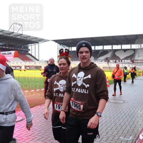 07.12.2025 - St. Pauli X-Mass-Run No. 15 Luisa Fischer http://msf.ph/oto/9387338 07.12.2025 11:45:12 Ziel 6314, 15, 3928, 197, 15, 1965, 67, 1968, 228, 291, 365, 1281, 1933, 1938, 1965, 1968, 1972, 2122, 2156, 2181, 2246, 2263, 2424, 2644, 3043, 3086, 3168, 3492, 3529, 3530, 3552, 3553, 3605, 3624, 3630, 3920, 3921, 3930, 4003, 4103 meine-sportfotos.de