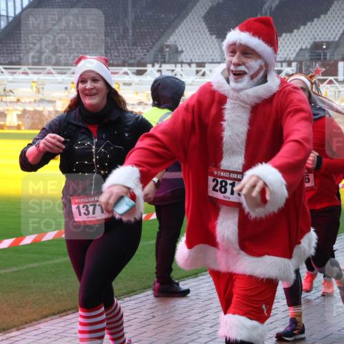 07.12.2025 - St. Pauli X-Mass-Run No. 15 Luisa Fischer http://msf.ph/oto/9387346 07.12.2025 10:22:36 Ziel 1371, 281, 1371, 1488, 2184, 2817, 2818, 2819, 2944, 2945, 3431, 3736, 3999, 4000, 4321, 4322, 4323, 4415, 4771, 4774, 4781 meine-sportfotos.de