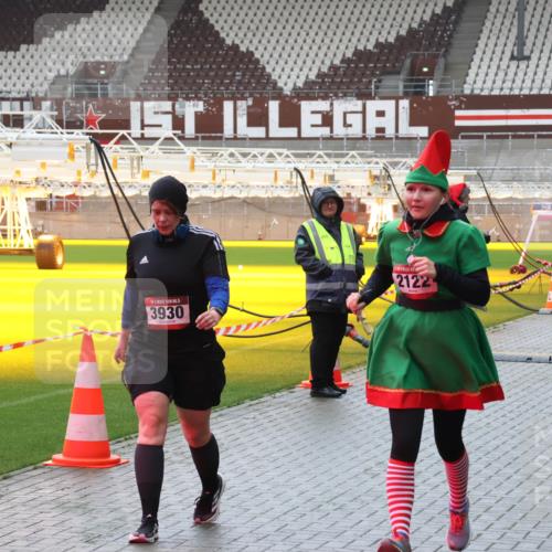 07.12.2025 - St. Pauli X-Mass-Run No. 15 Luisa Fischer http://msf.ph/oto/9387372 07.12.2025 11:45:25 Ziel 1, 5, 3930, 2122, 3605, 2156, 228, 291, 1281, 1938, 1965, 1968, 1972, 2122, 2156, 2181, 2246, 2263, 2624, 2644, 2844, 3485, 3489, 3492, 3529, 3530, 3552, 3553, 3575, 3578, 3605, 3624, 3630, 3920, 3921, 3930, 4103 meine-sportfotos.de