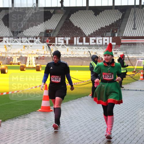 07.12.2025 - St. Pauli X-Mass-Run No. 15 Luisa Fischer http://msf.ph/oto/9387373 07.12.2025 11:45:25 Ziel 3930, 2122, 2156, 228, 291, 1281, 1938, 1965, 1968, 1972, 2122, 2156, 2181, 2246, 2263, 2624, 2644, 2844, 3485, 3489, 3492, 3529, 3530, 3552, 3553, 3575, 3578, 3605, 3624, 3630, 3920, 3921, 3930, 4103 meine-sportfotos.de