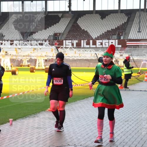 07.12.2025 - St. Pauli X-Mass-Run No. 15 Luisa Fischer http://msf.ph/oto/9387374 07.12.2025 11:45:26 Ziel 3930, 2122, 2156, 228, 291, 1281, 1938, 1965, 1968, 1972, 2122, 2156, 2181, 2246, 2263, 2624, 2644, 2844, 3485, 3489, 3492, 3529, 3530, 3552, 3553, 3575, 3578, 3605, 3624, 3630, 3920, 3921, 3930, 4103 meine-sportfotos.de