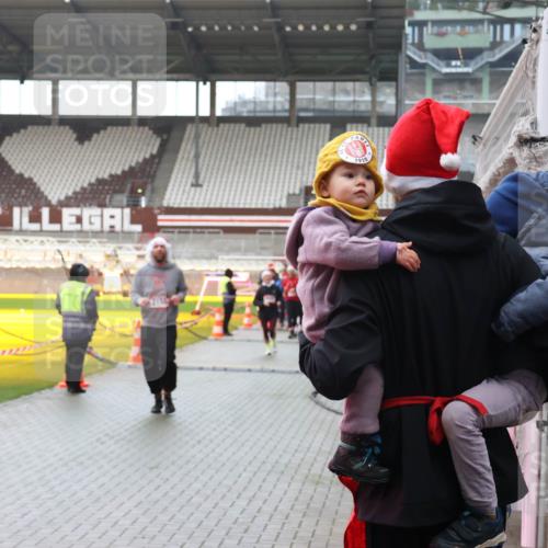 07.12.2025 - St. Pauli X-Mass-Run No. 15 Luisa Fischer http://msf.ph/oto/9387376 07.12.2025 11:45:30 Ziel 1910, 29, 228, 291, 1281, 1938, 1965, 1968, 1972, 2122, 2156, 2246, 2263, 2372, 2624, 2644, 2844, 3485, 3489, 3492, 3529, 3530, 3552, 3553, 3575, 3578, 3605, 3624, 3630, 3920, 3921, 4103 meine-sportfotos.de