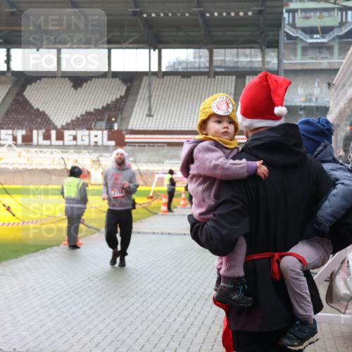 07.12.2025 - St. Pauli X-Mass-Run No. 15 Luisa Fischer http://msf.ph/oto/9387377 07.12.2025 11:45:30 Ziel 2156, 1910, 228, 291, 1281, 1938, 1965, 1968, 1972, 2122, 2156, 2246, 2263, 2372, 2624, 2644, 2844, 3485, 3489, 3492, 3529, 3530, 3552, 3553, 3575, 3578, 3605, 3624, 3630, 3920, 3921, 4103 meine-sportfotos.de