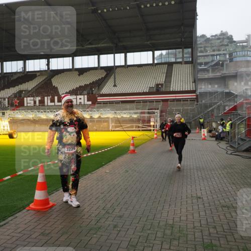 07.12.2025 - St. Pauli X-Mass-Run No. 15 Fabian Wolf http://msf.ph/oto/9387384 07.12.2025 10:17:44 Ziel 1161, 1162, 1963, 2663, 2952, 3804, 4127 meine-sportfotos.de