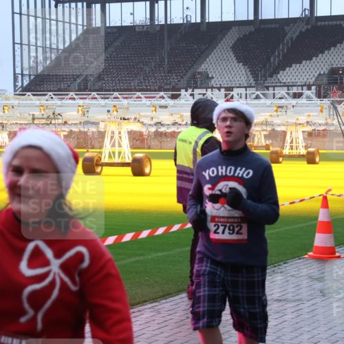 07.12.2025 - St. Pauli X-Mass-Run No. 15 Luisa Fischer http://msf.ph/oto/9387394 07.12.2025 10:22:39 Ziel 2792, 715, 739, 1371, 1488, 1636, 2184, 2817, 2818, 2819, 2944, 2945, 3431, 3736, 3999, 4000, 4321, 4322, 4323, 4415, 4771, 4774, 4781 meine-sportfotos.de