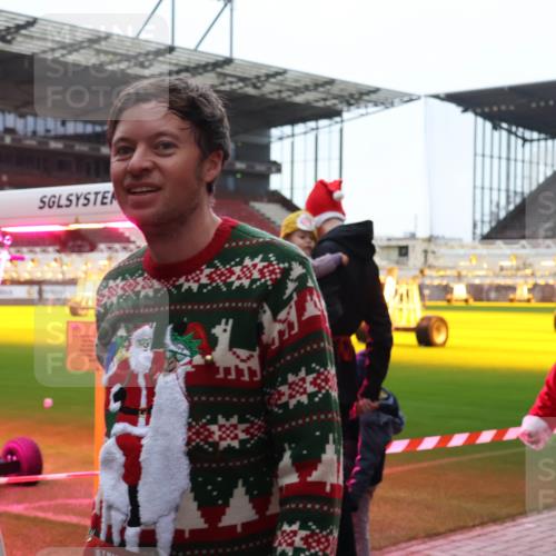 07.12.2025 - St. Pauli X-Mass-Run No. 15 Luisa Fischer http://msf.ph/oto/9387407 07.12.2025 11:45:57 Ziel 246, 291, 355, 526, 569, 572, 1324, 1541, 2372, 2382, 2385, 2624, 2844, 3028, 3378, 3379, 3485, 3489, 3492, 3529, 3530, 3573, 3575, 3578, 3774, 3963, 4058, 4060, 4112 meine-sportfotos.de