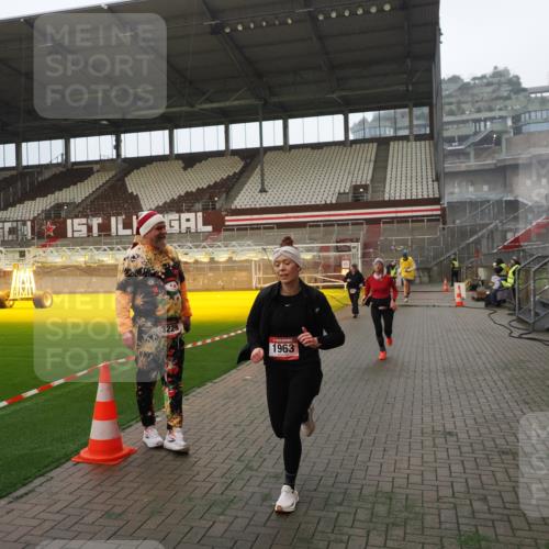 07.12.2025 - St. Pauli X-Mass-Run No. 15 Fabian Wolf http://msf.ph/oto/9387413 07.12.2025 10:17:46 Ziel 1161, 1162, 1963, 2663, 2952, 3804, 4127, 4227 meine-sportfotos.de