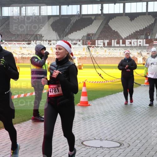 07.12.2025 - St. Pauli X-Mass-Run No. 15 Luisa Fischer http://msf.ph/oto/9387422 07.12.2025 10:22:47 Ziel 4771, 4781, 715, 739, 1371, 1488, 1636, 2184, 2817, 2818, 2819, 2945, 3431, 3736, 3999, 4000, 4321, 4322, 4323, 4415, 4771, 4774, 4781 meine-sportfotos.de