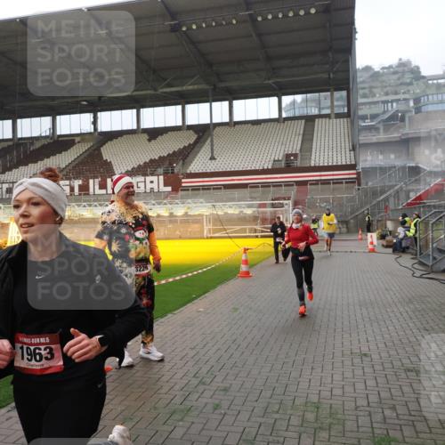 07.12.2025 - St. Pauli X-Mass-Run No. 15 Fabian Wolf http://msf.ph/oto/9387425 07.12.2025 10:17:46 Ziel 1161, 1162, 1963, 2663, 2952, 3804, 4127, 4227 meine-sportfotos.de