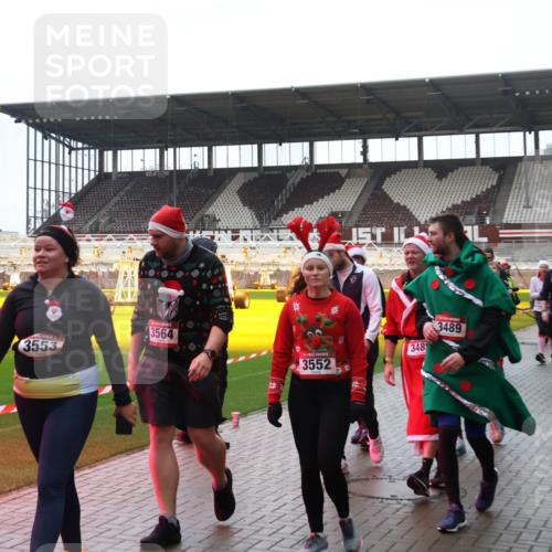 07.12.2025 - St. Pauli X-Mass-Run No. 15 Luisa Fischer http://msf.ph/oto/9387427 07.12.2025 11:46:02 Ziel 3553, 3564, 3552, 348, 3489, 3920, 355, 526, 569, 572, 1324, 1541, 2372, 2382, 2385, 2624, 2844, 3028, 3378, 3379, 3485, 3489, 3573, 3575, 3578, 3774, 3963, 4058, 4060, 4112 meine-sportfotos.de