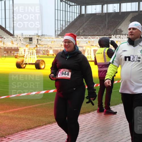 07.12.2025 - St. Pauli X-Mass-Run No. 15 Luisa Fischer http://msf.ph/oto/9387452 07.12.2025 10:22:53 Ziel 15, 2944, 715, 739, 1371, 1488, 1636, 2184, 2817, 2818, 2819, 3431, 3736, 3999, 4000, 4407, 4411, 4415, 4419, 4509, 4539, 4771, 4774, 4781 meine-sportfotos.de
