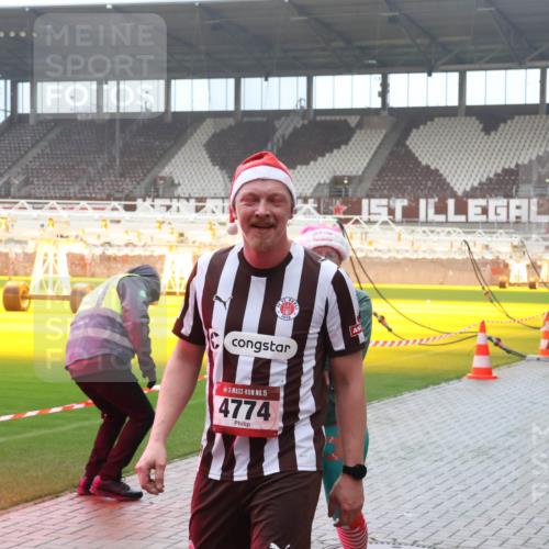 07.12.2025 - St. Pauli X-Mass-Run No. 15 Luisa Fischer http://msf.ph/oto/9387460 07.12.2025 10:23:03 Ziel 15, 4774, 715, 739, 794, 1371, 1636, 2184, 2638, 2817, 2818, 2819, 3431, 3736, 3780, 4287, 4407, 4411, 4419, 4509, 4539, 4771, 4774, 4781 meine-sportfotos.de