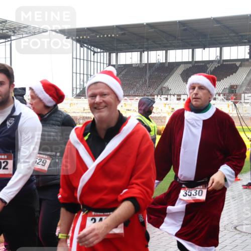 07.12.2025 - St. Pauli X-Mass-Run No. 15 Luisa Fischer http://msf.ph/oto/9387463 07.12.2025 11:46:06 Ziel 3492, 529, 24, 3530, 117, 2624, 3920, 147, 355, 526, 569, 572, 1324, 1541, 2372, 2382, 2385, 2624, 3028, 3378, 3379, 3573, 3774, 3963, 4058, 4060, 4112 meine-sportfotos.de