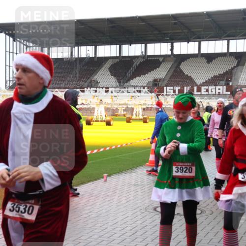 07.12.2025 - St. Pauli X-Mass-Run No. 15 Luisa Fischer http://msf.ph/oto/9387468 07.12.2025 11:46:07 Ziel 3530, 3920, 3921, 147, 355, 526, 569, 572, 1324, 1541, 2372, 2382, 2385, 2624, 3028, 3378, 3379, 3573, 3774, 3963, 4058, 4060, 4112 meine-sportfotos.de
