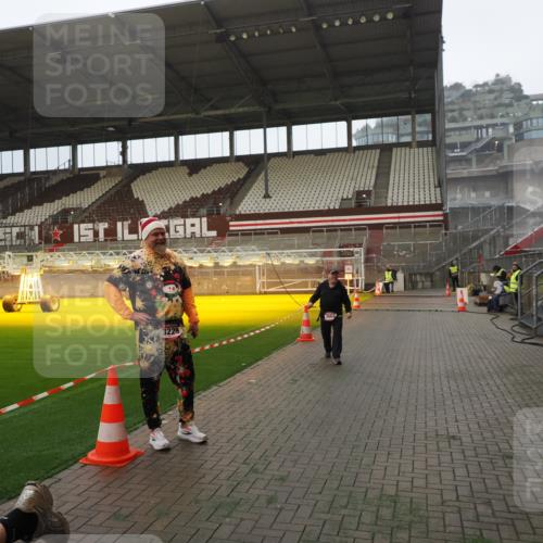 07.12.2025 - St. Pauli X-Mass-Run No. 15 Fabian Wolf http://msf.ph/oto/9387469 07.12.2025 10:17:51 Ziel 1162, 1963, 2663, 3804, 4227 meine-sportfotos.de
