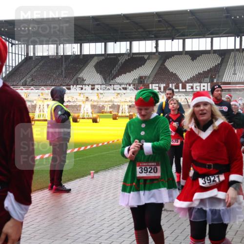 07.12.2025 - St. Pauli X-Mass-Run No. 15 Luisa Fischer http://msf.ph/oto/9387470 07.12.2025 11:46:07 Ziel 3530, 575, 1, 3920, 3921, 3378, 147, 355, 526, 569, 572, 1324, 1541, 2372, 2382, 2385, 2624, 3028, 3378, 3379, 3573, 3774, 3963, 4058, 4060, 4112 meine-sportfotos.de