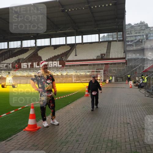 07.12.2025 - St. Pauli X-Mass-Run No. 15 Fabian Wolf http://msf.ph/oto/9387481 07.12.2025 10:17:52 Ziel 1963, 2663, 3804, 4227 meine-sportfotos.de
