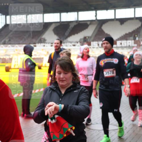 07.12.2025 - St. Pauli X-Mass-Run No. 15 Luisa Fischer http://msf.ph/oto/9387482 07.12.2025 11:46:09 Ziel 3578, 143, 147, 188, 355, 526, 569, 572, 733, 1324, 1541, 2372, 2382, 2385, 2624, 3028, 3378, 3379, 3573, 3774, 3963, 4058, 4060, 4112 meine-sportfotos.de