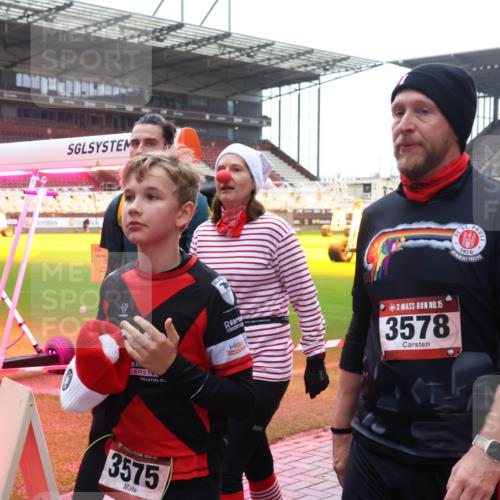 07.12.2025 - St. Pauli X-Mass-Run No. 15 Luisa Fischer http://msf.ph/oto/9387485 07.12.2025 11:46:13 Ziel 6834, 3575, 1910, 15, 3578, 143, 147, 188, 355, 356, 526, 569, 572, 733, 1324, 1541, 2097, 2137, 2372, 2382, 2385, 3028, 3378, 3379, 3573, 3774, 3963, 4058, 4060, 4112 meine-sportfotos.de