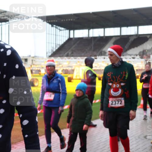 07.12.2025 - St. Pauli X-Mass-Run No. 15 Luisa Fischer http://msf.ph/oto/9387495 07.12.2025 11:46:16 Ziel 15, 8, 128, 2372, 569, 143, 147, 188, 355, 356, 526, 569, 572, 733, 1324, 1541, 2097, 2137, 2382, 2385, 3028, 3378, 3379, 3573, 3620, 3774, 3963, 4058, 4060, 4112 meine-sportfotos.de