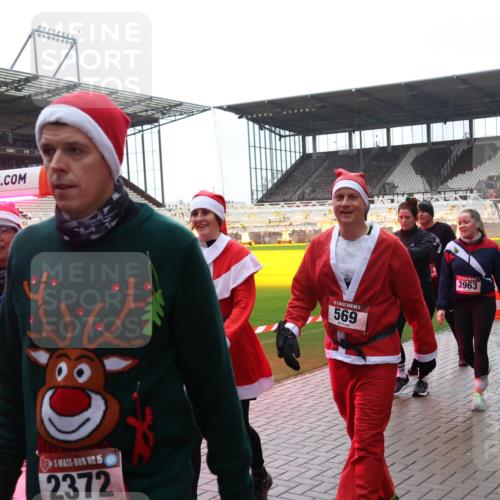 07.12.2025 - St. Pauli X-Mass-Run No. 15 Luisa Fischer http://msf.ph/oto/9387499 07.12.2025 11:46:18 Ziel 22, 15, 2372, 5, 569, 2385, 2382, 3963, 143, 147, 188, 355, 356, 526, 569, 572, 733, 1324, 1541, 2097, 2137, 2382, 2385, 2437, 3028, 3378, 3379, 3573, 3620, 3774, 3963, 4058, 4060, 4112 meine-sportfotos.de