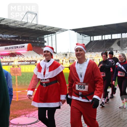 07.12.2025 - St. Pauli X-Mass-Run No. 15 Luisa Fischer http://msf.ph/oto/9387502 07.12.2025 11:46:19 Ziel 30, 15, 569, 058, 8, 3963, 143, 147, 188, 355, 356, 526, 569, 572, 733, 1324, 1433, 1454, 1541, 2097, 2137, 2382, 2385, 2437, 3028, 3378, 3379, 3573, 3620, 3774, 3963, 4058, 4060, 4112 meine-sportfotos.de