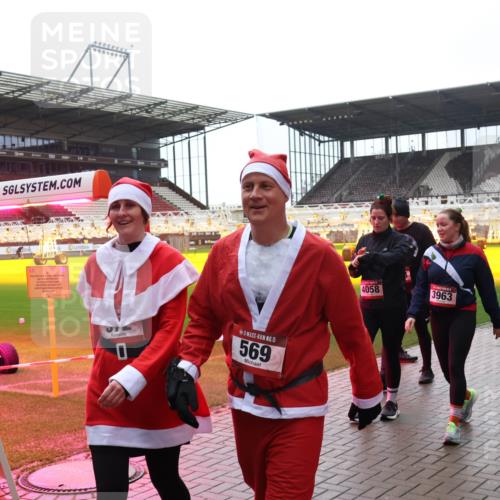 07.12.2025 - St. Pauli X-Mass-Run No. 15 Luisa Fischer http://msf.ph/oto/9387504 07.12.2025 11:46:19 Ziel 15, 8, 15, 569, 4058, 3963, 2385, 143, 147, 188, 355, 356, 526, 569, 572, 733, 1324, 1433, 1454, 1541, 2097, 2137, 2382, 2385, 2437, 3028, 3378, 3379, 3573, 3620, 3774, 3963, 4058, 4060, 4112 meine-sportfotos.de