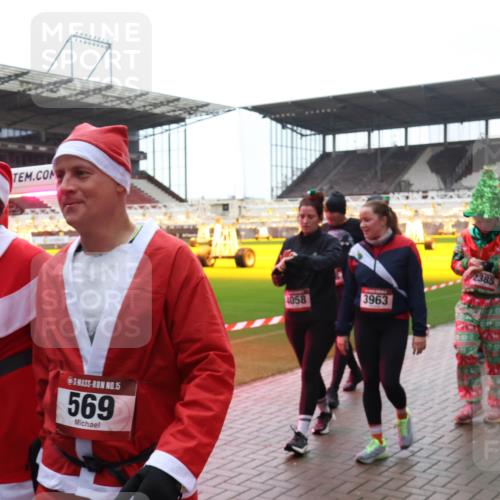 07.12.2025 - St. Pauli X-Mass-Run No. 15 Luisa Fischer http://msf.ph/oto/9387507 07.12.2025 11:46:20 Ziel 15, 569, 4058, 3963, 2385, 2382, 143, 147, 188, 355, 356, 526, 569, 572, 733, 1324, 1433, 1454, 1541, 2097, 2137, 2382, 2385, 2437, 3028, 3378, 3379, 3620, 3774, 3963, 4058, 4060, 4112 meine-sportfotos.de
