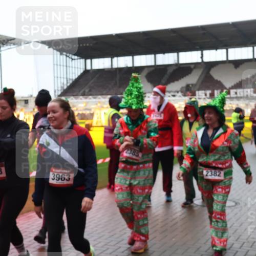 07.12.2025 - St. Pauli X-Mass-Run No. 15 Luisa Fischer http://msf.ph/oto/9387514 07.12.2025 11:46:21 Ziel 4058, 3963, 2385, 2382, 143, 147, 188, 355, 356, 526, 569, 572, 733, 1058, 1324, 1433, 1454, 1541, 2097, 2137, 2382, 2385, 2437, 3028, 3378, 3379, 3620, 3963, 4058, 4060, 4112 meine-sportfotos.de