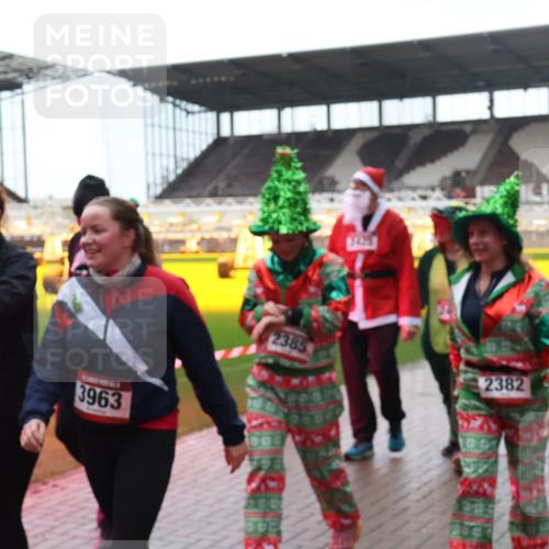 07.12.2025 - St. Pauli X-Mass-Run No. 15 Luisa Fischer http://msf.ph/oto/9387515 07.12.2025 11:46:21 Ziel 4058, 3963, 2425, 2385, 2382, 143, 147, 188, 355, 356, 526, 569, 572, 733, 1058, 1324, 1433, 1454, 1541, 2097, 2137, 2382, 2385, 2437, 3028, 3378, 3379, 3620, 3963, 4058, 4060, 4112 meine-sportfotos.de