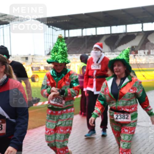 07.12.2025 - St. Pauli X-Mass-Run No. 15 Luisa Fischer http://msf.ph/oto/9387524 07.12.2025 11:46:22 Ziel 3963, 2425, 385, 2382, 143, 147, 188, 355, 356, 526, 569, 572, 733, 1058, 1073, 1324, 1433, 1454, 1541, 2097, 2137, 2382, 2385, 2437, 3028, 3378, 3379, 3523, 3524, 3620, 3963, 4058, 4060, 4112 meine-sportfotos.de