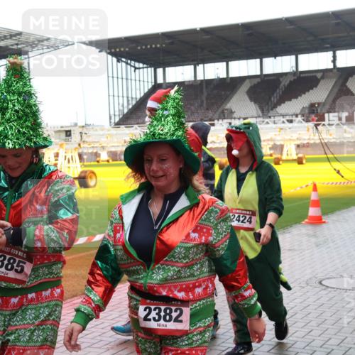 07.12.2025 - St. Pauli X-Mass-Run No. 15 Luisa Fischer http://msf.ph/oto/9387533 07.12.2025 11:46:23 Ziel 15, 2385, 1, 2382, 2424, 733, 143, 147, 188, 355, 356, 526, 569, 572, 733, 949, 1058, 1073, 1324, 1433, 1454, 1541, 2097, 2137, 2382, 2385, 2437, 3028, 3378, 3379, 3523, 3524, 3620, 3963, 4058, 4060, 4112 meine-sportfotos.de