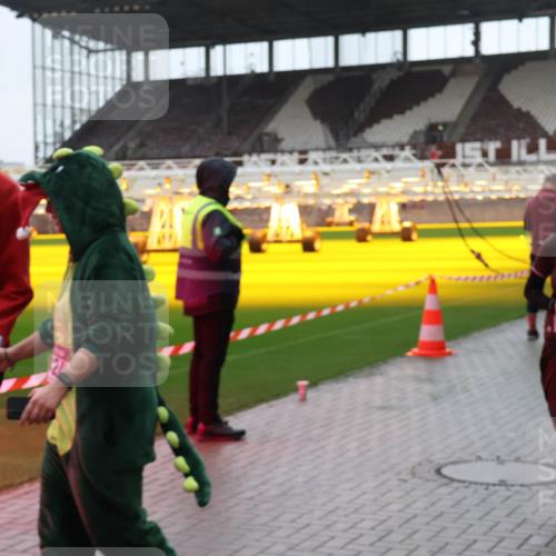 07.12.2025 - St. Pauli X-Mass-Run No. 15 Luisa Fischer http://msf.ph/oto/9387537 07.12.2025 11:46:24 Ziel 2425, 733, 143, 147, 188, 355, 356, 526, 569, 572, 733, 949, 954, 1058, 1073, 1324, 1433, 1454, 1541, 2097, 2137, 2382, 2385, 2437, 3028, 3378, 3379, 3523, 3524, 3620, 3963, 4058, 4060, 4112 meine-sportfotos.de