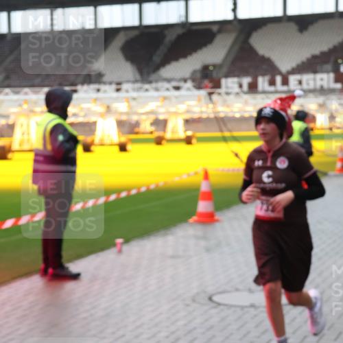 07.12.2025 - St. Pauli X-Mass-Run No. 15 Luisa Fischer http://msf.ph/oto/9387538 07.12.2025 11:46:24 Ziel 143, 147, 188, 355, 356, 526, 569, 572, 733, 949, 954, 1058, 1073, 1324, 1433, 1454, 1541, 2097, 2137, 2382, 2385, 2437, 3028, 3378, 3379, 3523, 3524, 3620, 3963, 4058, 4060, 4112 meine-sportfotos.de