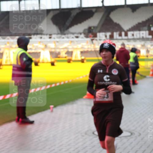 07.12.2025 - St. Pauli X-Mass-Run No. 15 Luisa Fischer http://msf.ph/oto/9387544 07.12.2025 11:46:25 Ziel 143, 147, 188, 355, 356, 526, 569, 572, 733, 949, 954, 1058, 1073, 1324, 1433, 1454, 1541, 2097, 2137, 2382, 2385, 2437, 2935, 2941, 3028, 3378, 3379, 3523, 3524, 3620, 3963, 4058, 4060, 4112 meine-sportfotos.de