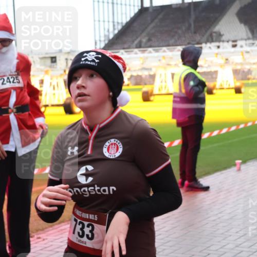07.12.2025 - St. Pauli X-Mass-Run No. 15 Luisa Fischer http://msf.ph/oto/9387549 07.12.2025 11:46:26 Ziel 2425, 1910, 5, 733, 143, 147, 188, 355, 356, 526, 733, 949, 954, 1058, 1073, 1324, 1433, 1454, 1541, 2097, 2137, 2382, 2385, 2437, 2935, 2941, 3028, 3378, 3379, 3523, 3524, 3620, 3963, 4058, 4060 meine-sportfotos.de