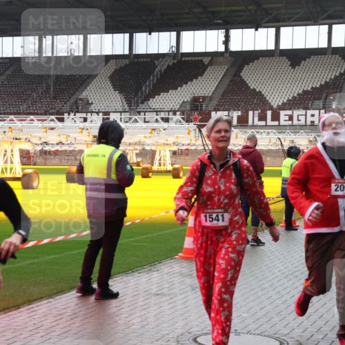 07.12.2025 - St. Pauli X-Mass-Run No. 15 Luisa Fischer http://msf.ph/oto/9387552 07.12.2025 11:46:30 Ziel 2137, 1541, 2097, 112, 143, 147, 188, 355, 356, 526, 733, 949, 954, 1058, 1073, 1433, 1454, 1541, 2097, 2137, 2437, 2935, 2941, 3028, 3378, 3379, 3523, 3524, 3620 meine-sportfotos.de