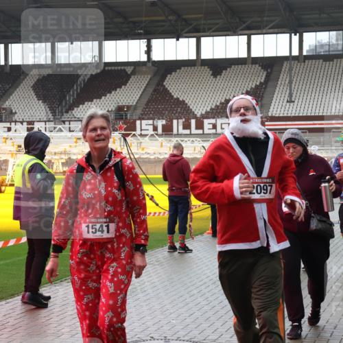 07.12.2025 - St. Pauli X-Mass-Run No. 15 Luisa Fischer http://msf.ph/oto/9387554 07.12.2025 11:46:31 Ziel 15, 1541, 5, 2097, 143, 147, 188, 355, 356, 526, 733, 949, 954, 1058, 1073, 1433, 1454, 1541, 2097, 2137, 2437, 2716, 2935, 2941, 3028, 3523, 3524, 3620 meine-sportfotos.de