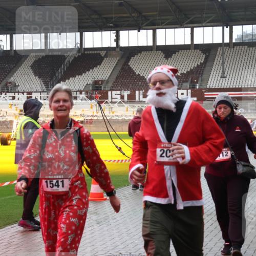 07.12.2025 - St. Pauli X-Mass-Run No. 15 Luisa Fischer http://msf.ph/oto/9387556 07.12.2025 11:46:31 Ziel 1541, 20, 12, 143, 147, 188, 355, 356, 526, 733, 949, 954, 1058, 1073, 1433, 1454, 1541, 2097, 2137, 2437, 2716, 2935, 2941, 3028, 3523, 3524, 3620 meine-sportfotos.de