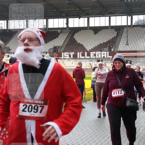 07.12.2025 - St. Pauli X-Mass-Run No. 15 Luisa Fischer http://msf.ph/oto/9387558 07.12.2025 11:46:32 Ziel 15, 2097, 188, 4112, 143, 147, 188, 355, 356, 526, 733, 949, 954, 1058, 1073, 1433, 1454, 1541, 2097, 2137, 2437, 2716, 2935, 2941, 3028, 3523, 3524, 3620 meine-sportfotos.de